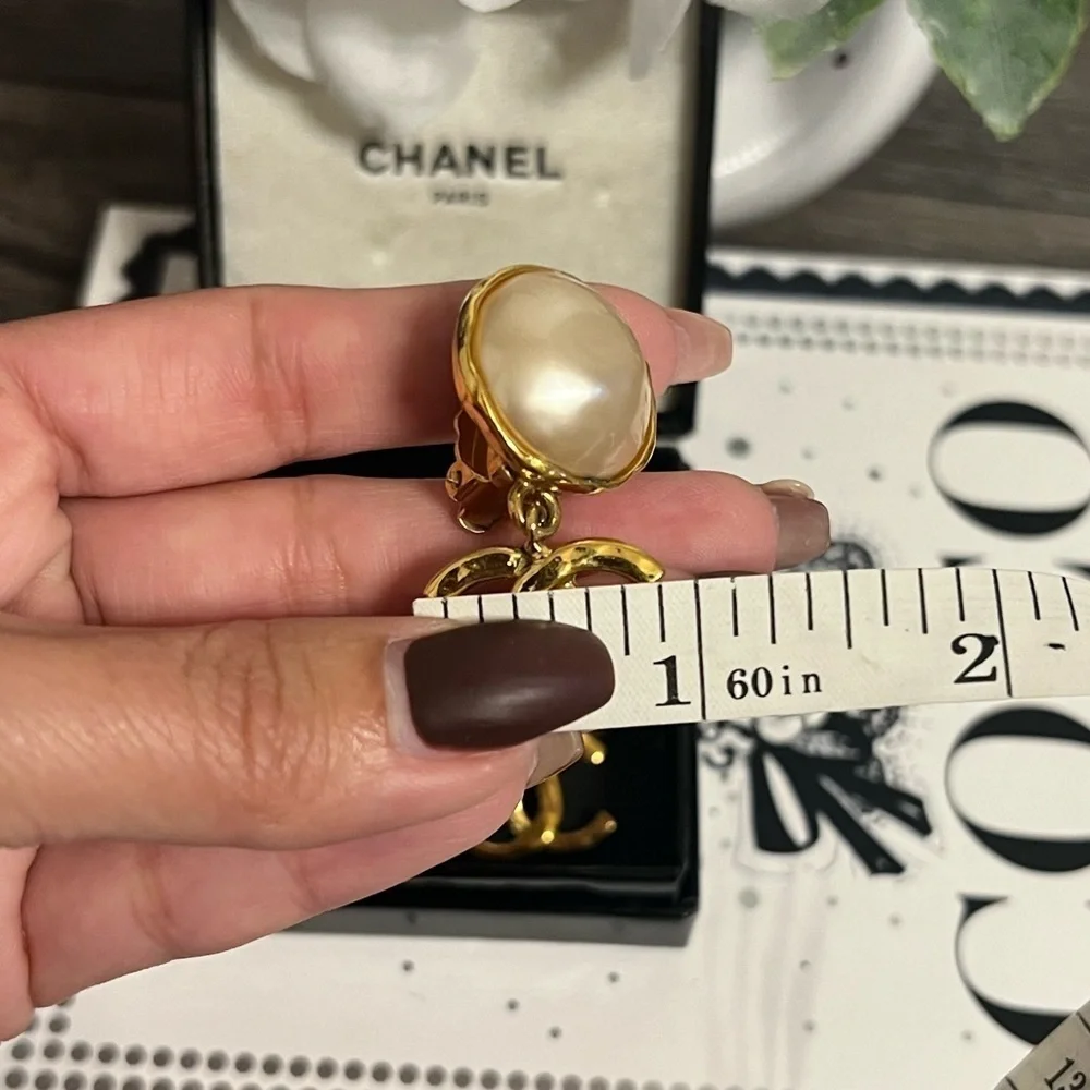 CHANEL Vintage Faux Pearl Gold CC Dangle Clip-On‎ Earrings